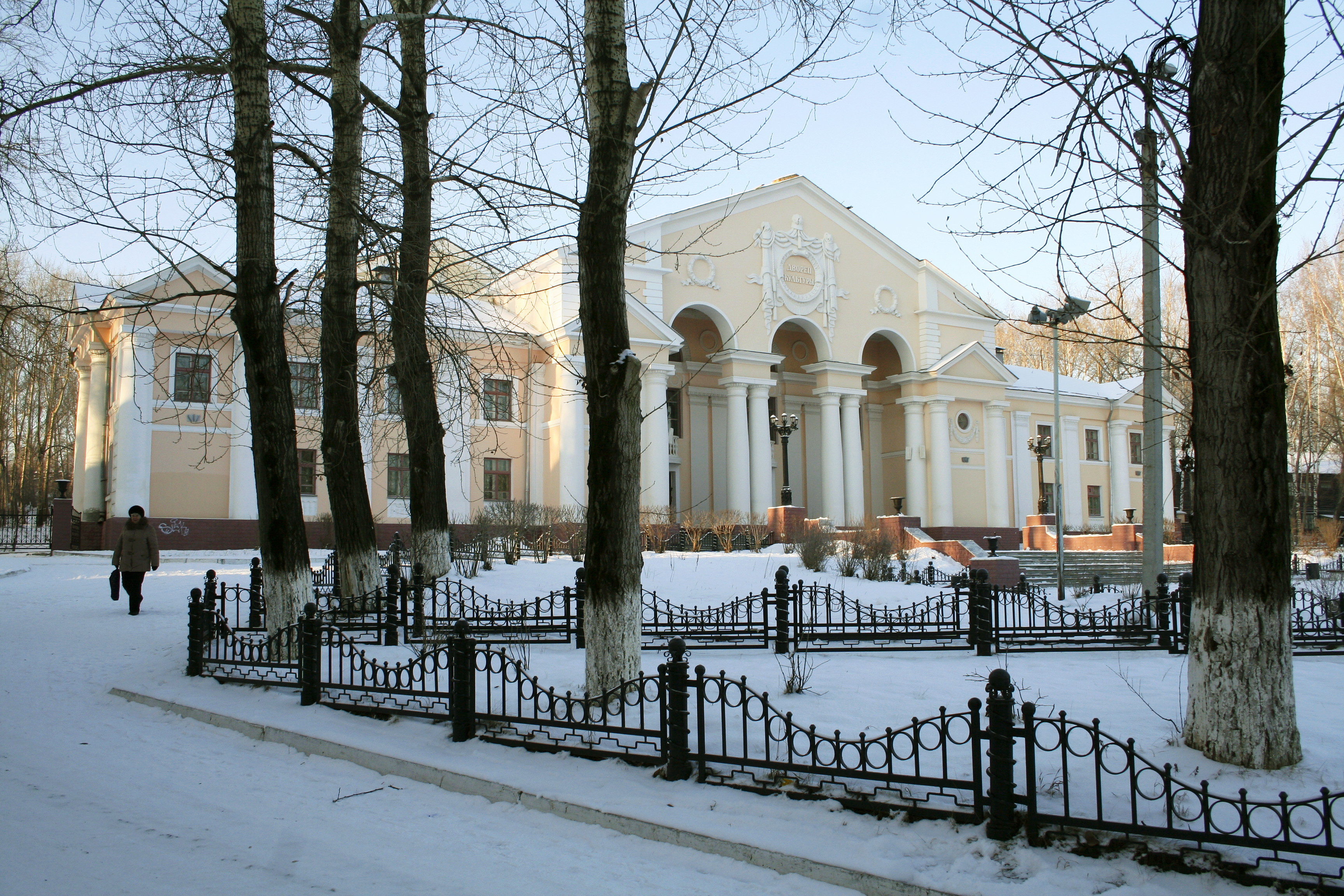 Адреса первоуральска. Дворец культуры огнеупорщик Первоуральск. Дворец культуры в Первоуральске на Динасе. ДК огнеупорщик Динас. Достопримечательности Первоуральска дворец культуры огнеупорщик.